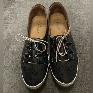 Super soft, genuine, leather and hardly worn. size 40
